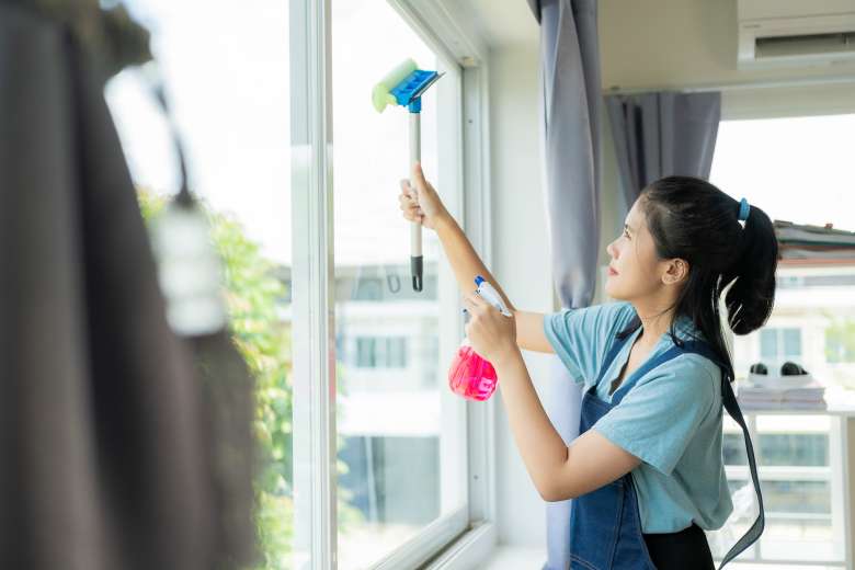 Cleaning bay window
