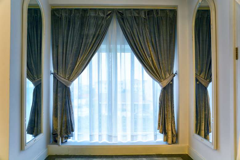 Curtains layer