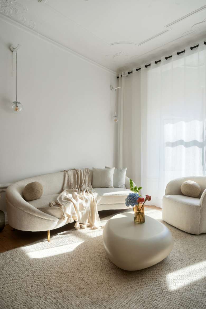 Monochromatic window treatment