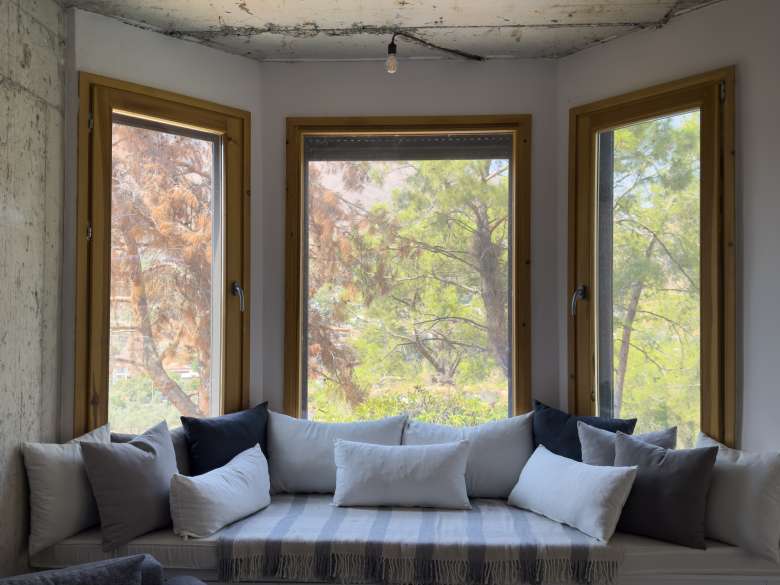 Window seat bay window